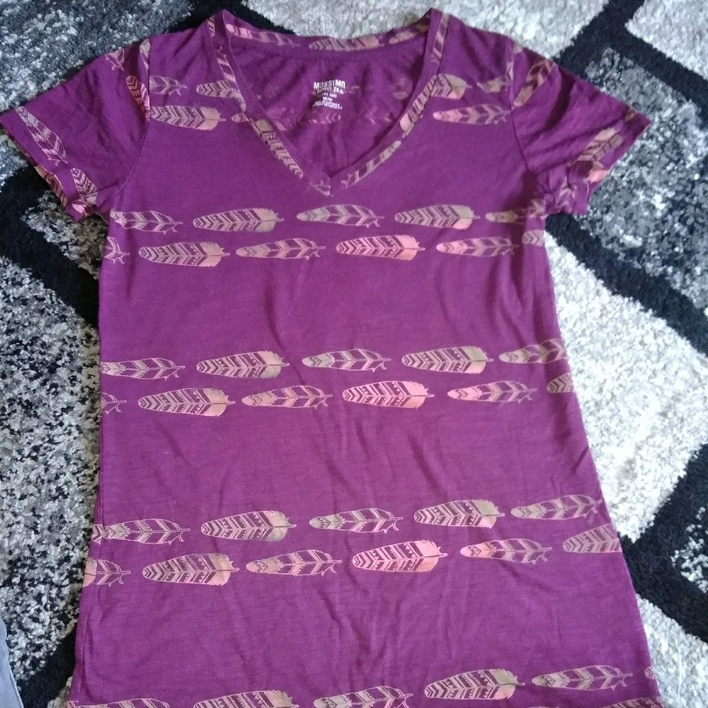 Feather tee